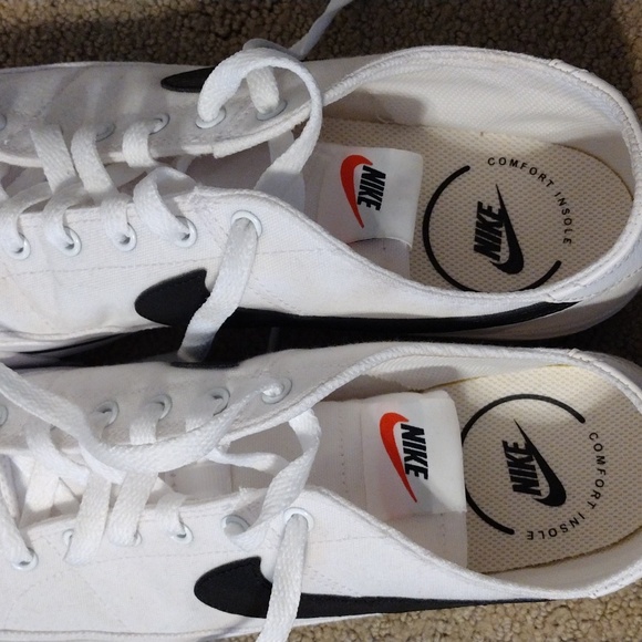 Brand new Nike canvas sneakers - Picture 3 of 4
